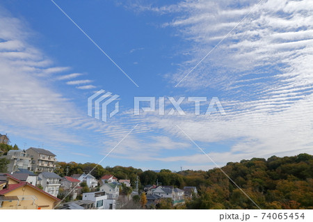 住宅街に広がる秋空(愛知県日進市 岩崎町 竹ノ山) 住宅街に広がる秋空(愛知県日進市 岩崎町 竹ノ山) 74065454