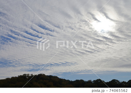 秋空と太陽のおもかげ（背景素材） 74065562