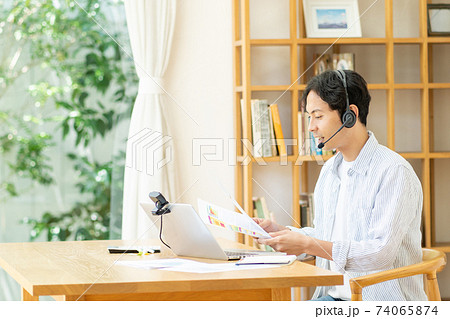 リモートワークで働く男性 74065874