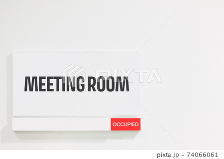 シンプルなデザインの Meeting Room 会議室 のルームサインプレート Occupied 使の写真素材