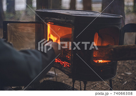 冬のキャンプ 野外で薪ストーブのアウトドア料理の写真素材