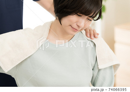 整体を受ける女性 整体を受ける女性 74066395