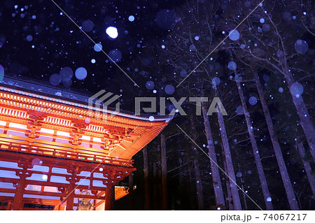 冬の高野山 大門の屋根の一部 冬の高野山 大門の屋根の一部 74067217
