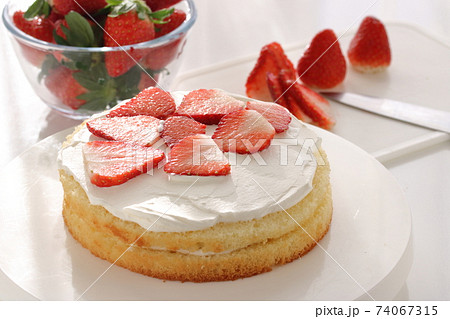 苺のショートケーキ 製造過程 苺のショートケーキ 製造過程 74067315