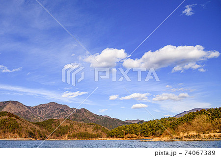 快晴の冬空と御坂山地の山並み 快晴の冬空と御坂山地の山並み 74067389