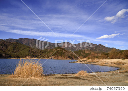 小海公園の湖岸と河口湖と御坂山地の山並み 74067390