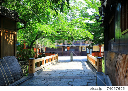 祇園白川　巽橋と町家の風景 74067696