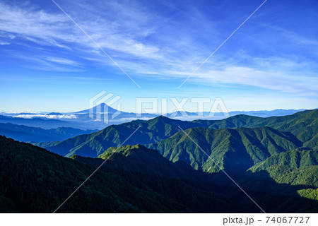 山々とその奥にそびえる雄大な富士山(甲武信岳から) 山々とその奥にそびえる雄大な富士山(甲武信岳から) 74067727