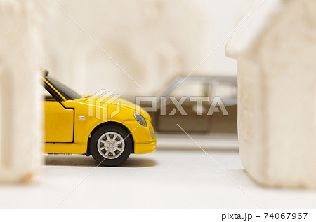 交通事故（飛び出し注意）のイメージ素材 74067967