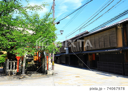 祇園白川 辰巳神社(辰巳大明神)と町家の風景 祇園白川 辰巳神社(辰巳大明神)と町家の風景 74067978