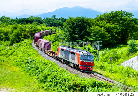 北海道 根室本線 大成 芽室 貨物列車と日高山脈の写真素材