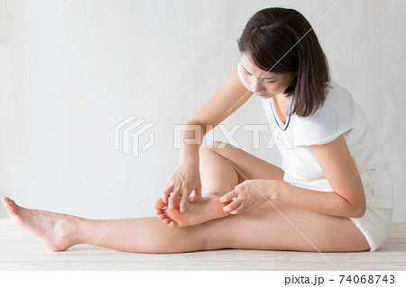 足裏を掻く女性. 足裏を掻く女性. 74068743