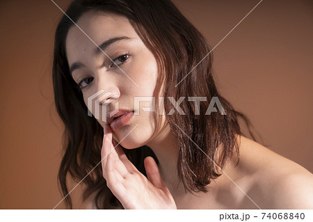 陰影のある美容ポートレート 74068840
