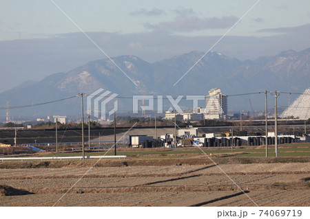 尾張平野から見る鈴鹿山脈の南の山、入道ヶ岳、雲母峰 尾張平野から見る鈴鹿山脈の南の山、入道ヶ岳、雲母峰 74069719