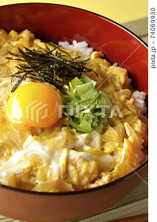 卵黄、みつば、刻み海苔の乗っている玉子丼 卵黄、みつば、刻み海苔の乗っている玉子丼 74069930