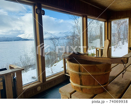 海外のサウナの風景、水着を着てサウナへ 海外のサウナの風景、水着を着てサウナへ 74069938