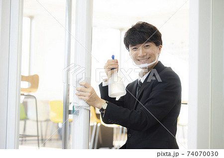 消毒をするスーツの男性　 74070030