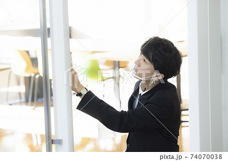 消毒をするスーツの男性　 74070038