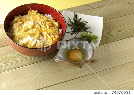 生たまご、みつば、刻み海苔と玉子とじ丼 生たまご、みつば、刻み海苔と玉子とじ丼 74070051