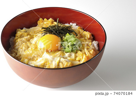 卵黄、みつば、刻み海苔の乗っている玉子丼を白背景で撮影 卵黄、みつば、刻み海苔の乗っている玉子丼を白背景で撮影 74070184