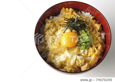 卵黄、みつば、刻み海苔の乗っている玉子丼を白背景で撮影(俯瞰) 卵黄、みつば、刻み海苔の乗っている玉子丼を白背景で撮影(俯瞰) 74070200