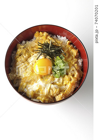 卵黄、みつば、刻み海苔の乗っている玉子丼を白背景で撮影（俯瞰） 74070201