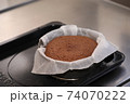 孫の誕生日にチョコレートケーキを準備 74070222