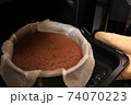 孫の誕生日にチョコレートケーキを準備 74070223