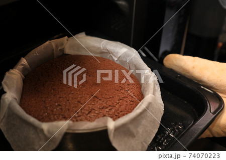 孫の誕生日にチョコレートケーキを準備 74070223