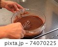 孫の誕生日にチョコレートケーキを準備 74070225
