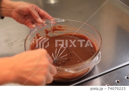 孫の誕生日にチョコレートケーキを準備 孫の誕生日にチョコレートケーキを準備 74070225