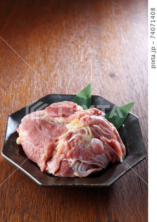 皿盛りした名古屋コーチンのモモ肉 74071408