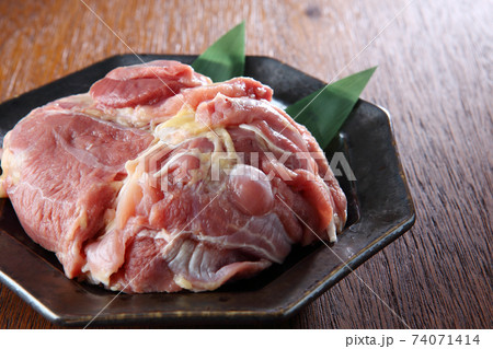 皿盛りした名古屋コーチンのモモ肉 74071414