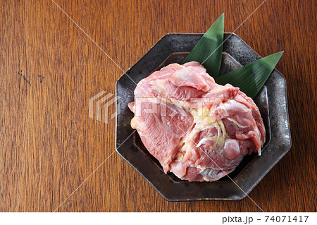 皿盛りした名古屋コーチンのモモ肉 皿盛りした名古屋コーチンのモモ肉 74071417