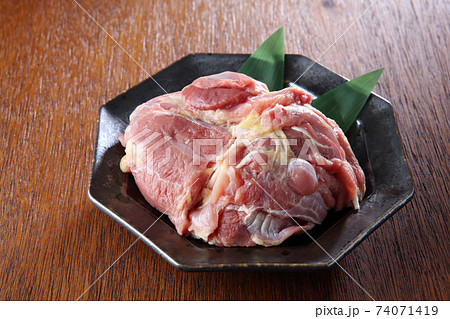 皿盛りした名古屋コーチンのモモ肉 皿盛りした名古屋コーチンのモモ肉 74071419