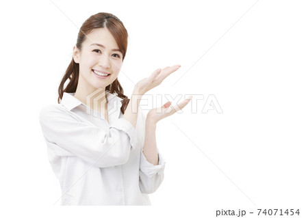 案内する女性 案内する女性 74071454