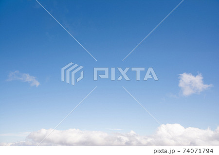 青い空、日光を受ける白い雲。 信州北アルプス穂高連峰名峰北穂高岳からの眺望。真っ青。スカイブルー。 青い空、日光を受ける白い雲。 信州北アルプス穂高連峰名峰北穂高岳からの眺望。真っ青。スカイブルー。 74071794