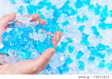 海で遊ぶ人 海で遊ぶ人 74071823