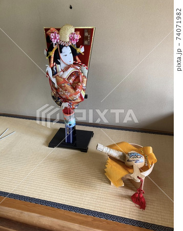 日本の伝統、羽子板とうちでの小槌。 日本の伝統、羽子板とうちでの小槌。 74071982