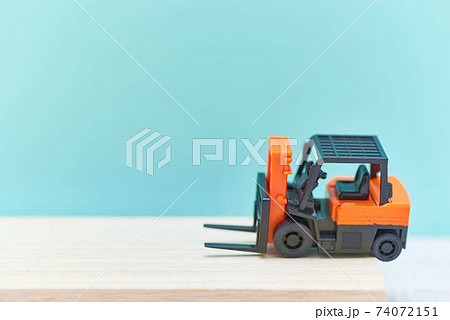 フォークリフトで事故の様子の写真素材