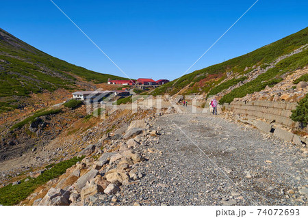 岐阜県(長野県)乗鞍岳の摩利支天岳の麓の道から肩ノ小屋方面を見る 岐阜県(長野県)乗鞍岳の摩利支天岳の麓の道から肩ノ小屋方面を見る 74072693