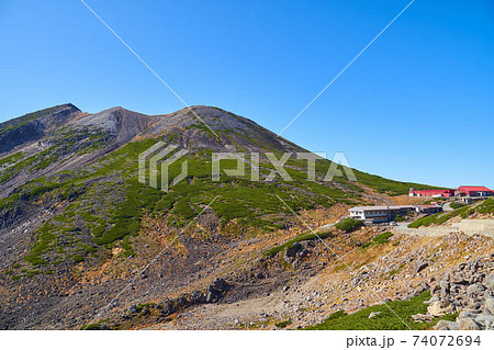 岐阜県(長野県)乗鞍岳の摩利支天岳の麓の道から朝日岳と乗鞍岳(剣ヶ峰)方面を見る 74072694