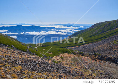 岐阜県(長野県)乗鞍岳の山小屋(肩ノ小屋)付近から東方面(鉢盛山など)を見る 74072695