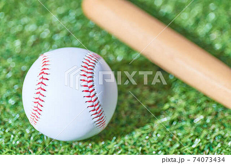 バットと野球ボール バットと野球ボール 74073434