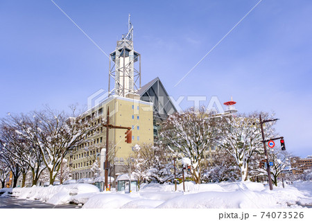 雪の富山市役所 74073526