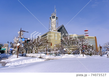 雪の富山市役所 74073527