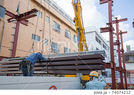 鉄骨を組み上げる建築現場 74074212
