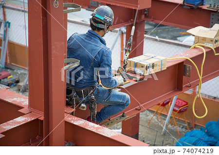 鉄骨を組み上げる建築現場 74074219