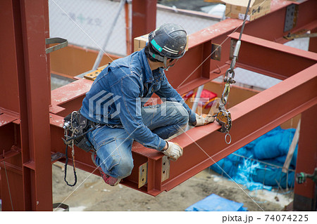鉄骨を組み上げる建築現場 74074225
