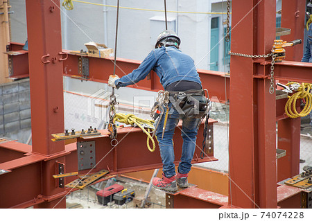 鉄骨を組み上げる建築現場 74074228